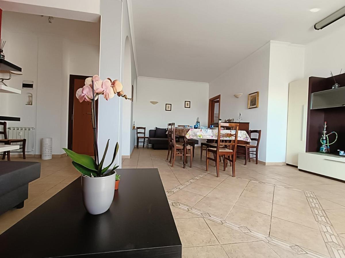 Avellini - Delightful And Spacious Apartment With Terrace - Near Metro A Cornelia روما المظهر الخارجي الصورة